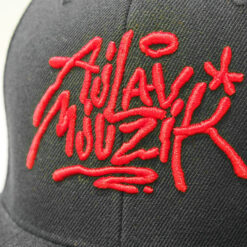 Čierny snapback ajlavmjuzik tag červené logo