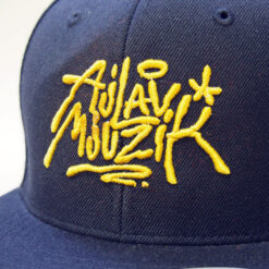 Čierny snapback ajlavmjuzik tag žlté logo