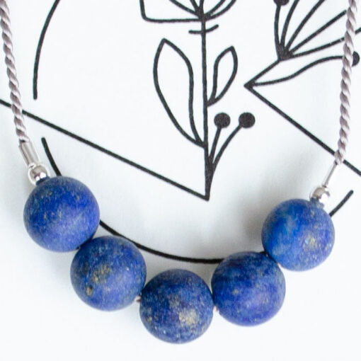 Lapis lazuli - minerálny kameň + hodvábna šnúrka / náramok